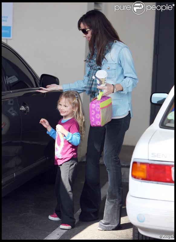 Violet Affleck est ravie de retrouver sa mère Jennifer Garner venue la chercher à la sortie de l'école le 18 novembre 2009