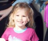 Violet Affleck est ravie de retrouver sa mère Jennifer Garner venue la chercher à la sortie de l\'école le 18 novembre 2009
