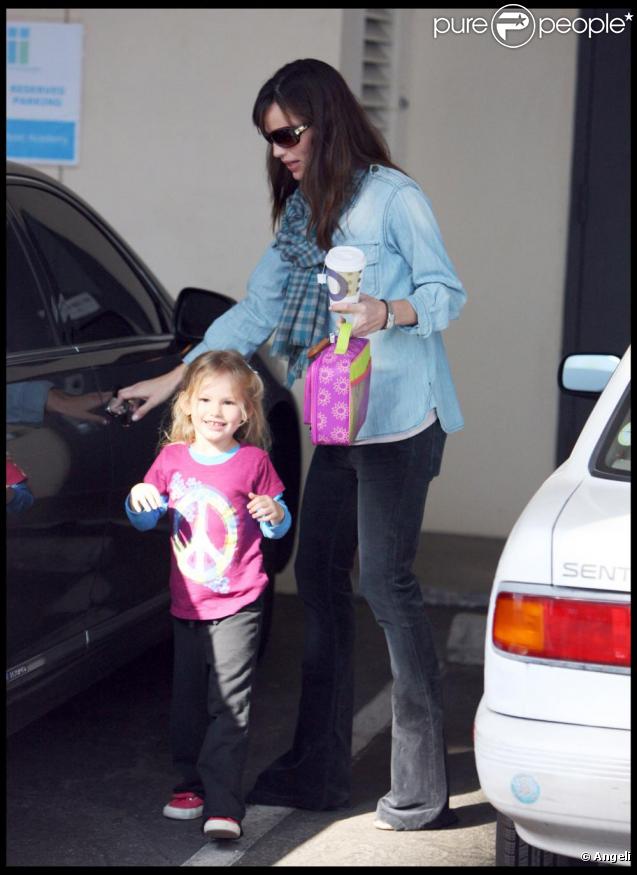 Violet Affleck est ravie de retrouver sa mère Jennifer Garner venue la chercher à la sortie de l'école le 18 novembre 2009