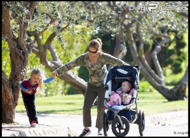 Violet et Seraphina Affleck se promènent avec leur nounou à Brentwood le 18 novembre 2009