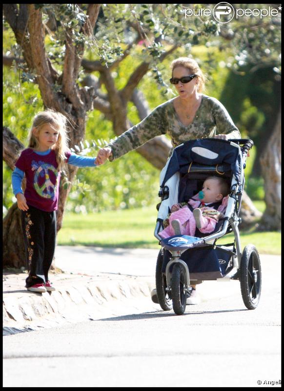Violet et Seraphina Affleck se promènent avec leur nounou à Brentwood le 18 novembre 2009