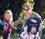 Violet et Seraphina Affleck se promènent avec leur nounou à Brentwood le 18 novembre 2009