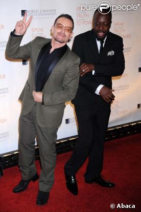 Bono et Wyclef Jean font les pitres au dîner Riple of Hopes Awards, à New York le 18 novembre 2009