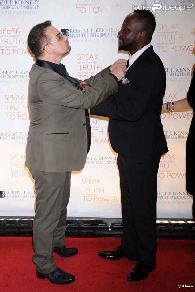 Bono et Wyclef Jean font les pitres au dîner Riple of Hopes Awards, à New York le 18 novembre 2009