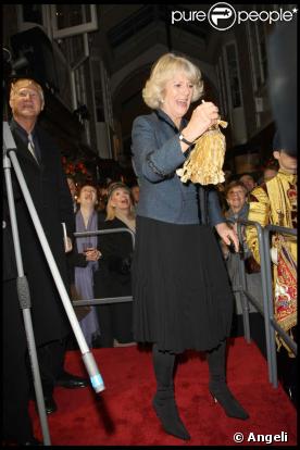 Camilla Parker Bowles et son pompon à Londres, le 19 novembre 2009 !