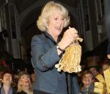 Camilla Parker Bowles écrase un pauvre enfant avec son postérieur... C'est le pompon !