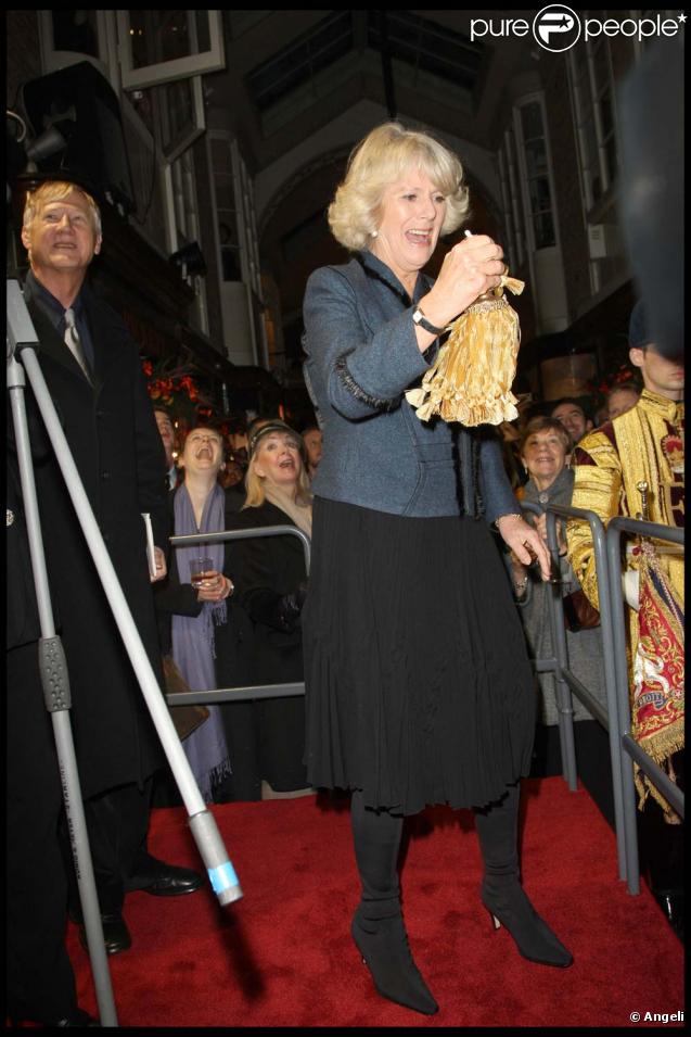Camilla Parker Bowles et son pompon à Londres, le 19 novembre 2009 !