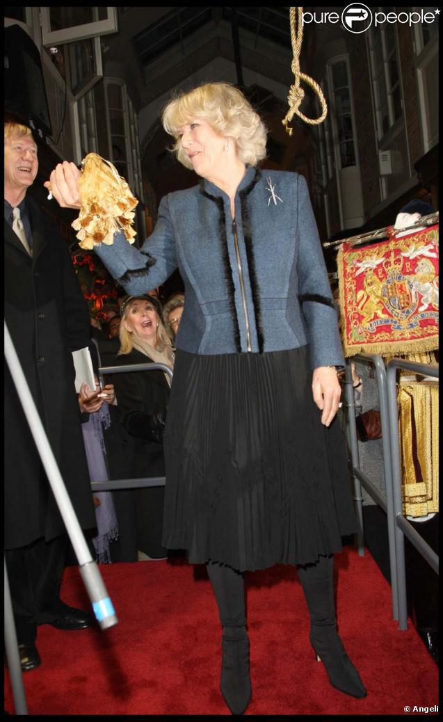 Camilla Parker Bowles et son pompon à Londres, le 19 novembre 2009 !