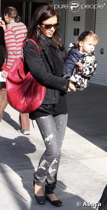 Jessica Alba et sa fille Honor à Beverly Hills le 19 novembre 2009