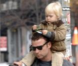 Naomi Watts et son mari Liev Schreiber se promènent dans Soho à New York avec leurs enfants le 15 novembre 2009  