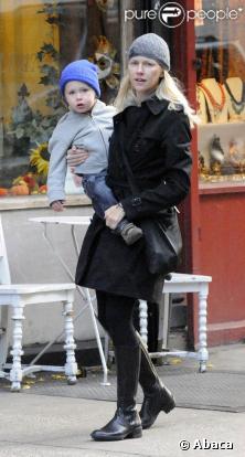 Naomi Watts et son fils Alexander font du shopping dans Greenwich Village à New York le 20 novembre 2009