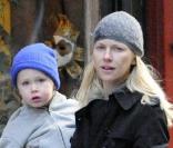 Naomi Watts et Liev Schreiber bravent le froid avec leurs deux adorables... petites têtes blondes !