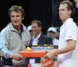 Boris Becker fête ses 42 ans avec sa femme et ses copains tennismen, le 21/11/09, à Prague, un jour avant le jour J. C'est Mats Wilander et Stefan Edberg qui lui ont apporté son gâteau. 