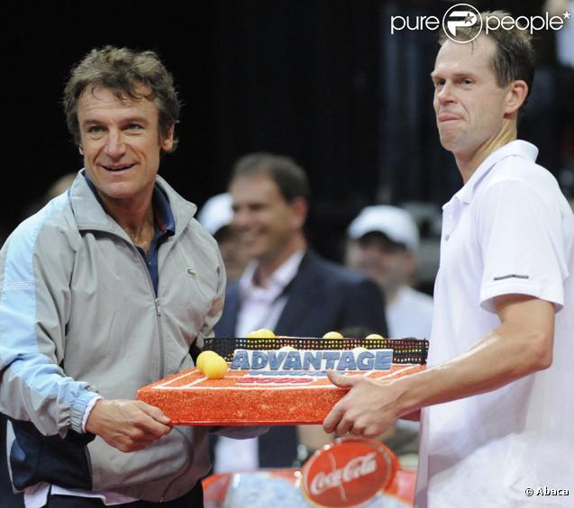 Boris Becker fête ses 42 ans avec sa femme et ses copains tennismen, le 21/11/09, à Prague, un jour avant le jour J. C'est Mats Wilander et Stefan Edberg qui lui ont apporté son gâteau. 