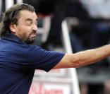 Henri Leconte participe au tournoi exhibition de Prague, le 21/11/09. Sa balle est passée à... ça !  