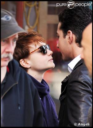 Shia LaBeouf et Carrey Mulligan font une pause bisous sur le tournage du film Wall Street 2 à New York le 16 novembre 2009