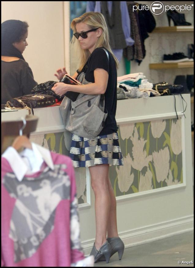 Reese Witherspoon faisant du shopping à Los Angeles
