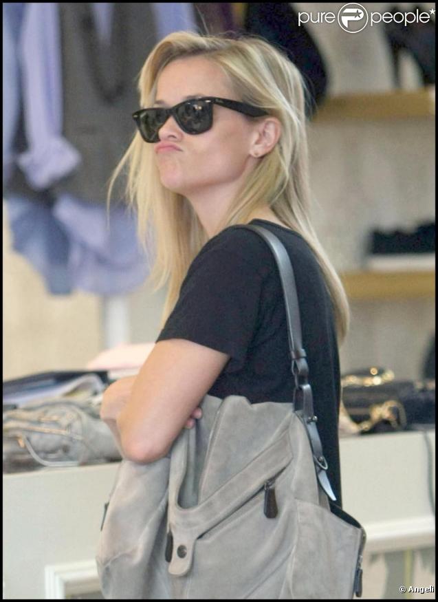 Reese Witherspoon faisant du shopping à Los Angeles