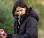 Katie Holmes sur le tournage de The Romantics à New York le 23/11/09 avec sa fille Suri
