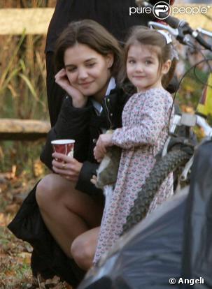 Katie Holmes sur le tournage de The Romantics à New York le 23/11/09 avec sa fille Suri