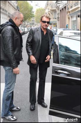 Johnny Hallyday est sorti de la clinique Monceau vendredi 27 novembre 2009.