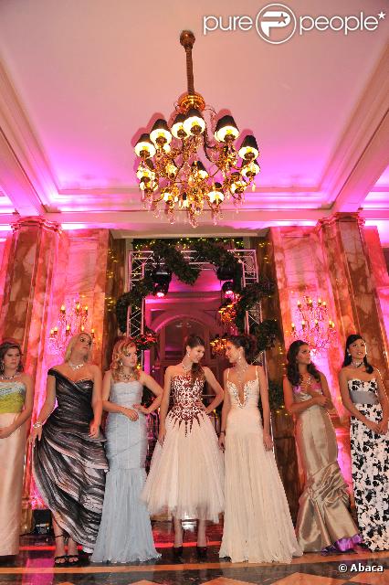 Francesca Eastwood, Lady Kitty Spencer, Angelica Hicks, Marie-Victoire de Kergorlay et Carinthia Pearson au 19e Bal des débutantes à l'Hôtel Crillon de Paris le 28/11/09