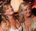 Charlotte de Turckheim et ses filles Johanna (milieu) et sa fille au 19e Bal des débutantes à l'Hôtel Crillon de Paris le 28/11/09