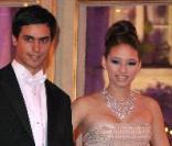 Mademoiselle Ariel Ho-Kjaer et son escort boy au 19e Bal des débutantes à l'Hôtel Crillon de Paris le 28/11/09