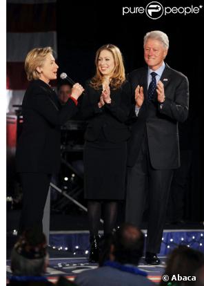 Chelsea Clinton entourée de sa mère Hillary et de son père Bill 