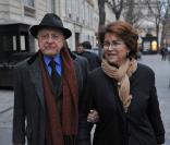 Carla Bruni a reçu dix associations de lutte contre le sida à l'Hôtel Marigny. Ici, Pierre Bergé et Michèle Barzach quittent la réunion. 1/12/09