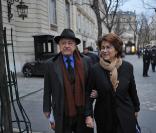 Carla Bruni a reçu dix associations de lutte contre le sida à l'Hôtel Marigny. Ici, Pierre Bergé et Michèle Barzach quittent la réunion. 1/12/09