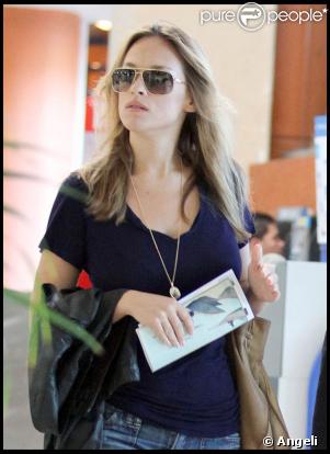 La belle Alicja Bachleda-Curus arrive à l'aéroport de Los Angeles, après un week-end romantique à Mexico, le 1er décembre 2009.
