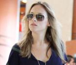 La belle Alicja Bachleda-Curus arrive à l'aéroport de Los Angeles, après un week-end romantique à Mexico, le 1er décembre 2009.