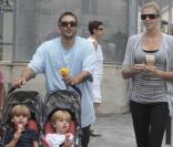 Kevine Federline en compagnie de sa girlfriend Victoria Prince et ses enfants Preston et Jayden à Paris en juillet 2009