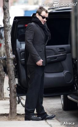 Sienna Miller est surprise à la sortie de chez Jude Law à New York en compagnie de l'acteur, de son assistant personnel et de son chien le 2 décembre 2009