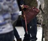 Sienna Miller est surprise à la sortie de chez Jude Law à New York en compagnie de l'acteur, de son assistant personnel et de son chien le 2 décembre 2009. Regardez le même sac et le même chien ! 