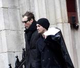Sienna Miller est surprise à la sortie de chez Jude Law à New York en compagnie de l'acteur, de son assistant personnel et de son chien le 2 décembre 2009