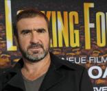 Eric Cantona ajoute une nouvelle corde à son arc : il sort un livre intitulé  Elle, lui, et les autres , vendu au profit de la fondation Abbé Pierre.