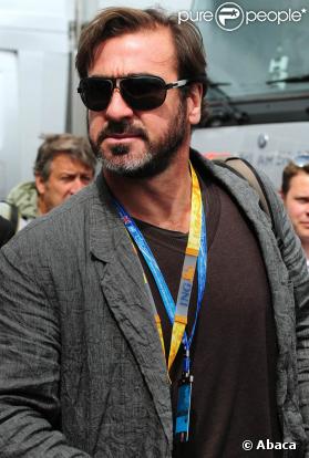 Eric Cantona ajoute une nouvelle corde à son arc : il sort un livre intitulé  Elle, lui, et les autres , vendu au profit de la fondation Abbé Pierre.