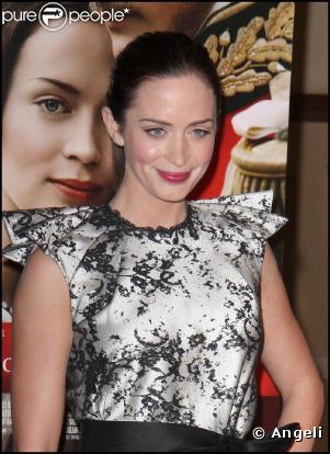 La ravissante Emily Blunt, à l'occasion de l'avant-première californienne de  The Young Victoria , au Pacific Theatre de Los Angeles, le 3 décembre 2009.