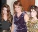 Sarah Ferguson entourée de ses deux princesses de filles - Béatrice et Eugénie -, à l'occasion de l'avant-première californienne de The Young Victoria , au Pacific Theatre de Los Angeles, le 3 décembre 2009.
