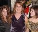 Sarah Ferguson entourée de ses deux princesses de filles - Béatrice et Eugénie -, à l'occasion de l'avant-première californienne de The Young Victoria , au Pacific Theatre de Los Angeles, le 3 décembre 2009.