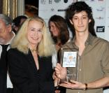 Brigitte Fossey et Pierre Niney lors de la remise du prix Cinéma Patrimoine de Paris, le 5 décembre à l'Automobile Club de France, à Paris.