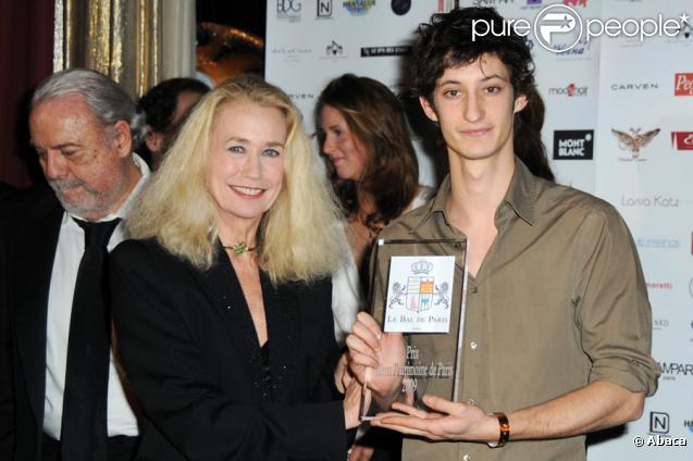 Brigitte Fossey et Pierre Niney lors de la remise du prix Cinéma Patrimoine de Paris, le 5 décembre à l'Automobile Club de France, à Paris.