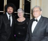 Radu Mihaileanu et ses parents lors de la remise du prix Cinéma Patrimoine de Paris, le 5 décembre à l'Automobile Club de France, à Paris.
