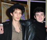 Pierre Niney et Félix Moati lors de la remise du prix Cinéma Patrimoine de Paris, le 5 décembre à l'Automobile Club de France, à Paris.