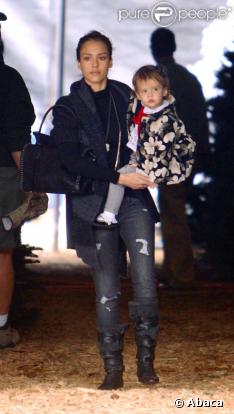 Jessica Alba, Cash Warren et leur adorable petite Honor ont choisi leur sapin de Noël le 5/12/09 à Los Angeles