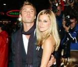 Jude Law et Sienna Miller à l'apoque de leur histoire d'amour, le 15 octobre 2004.