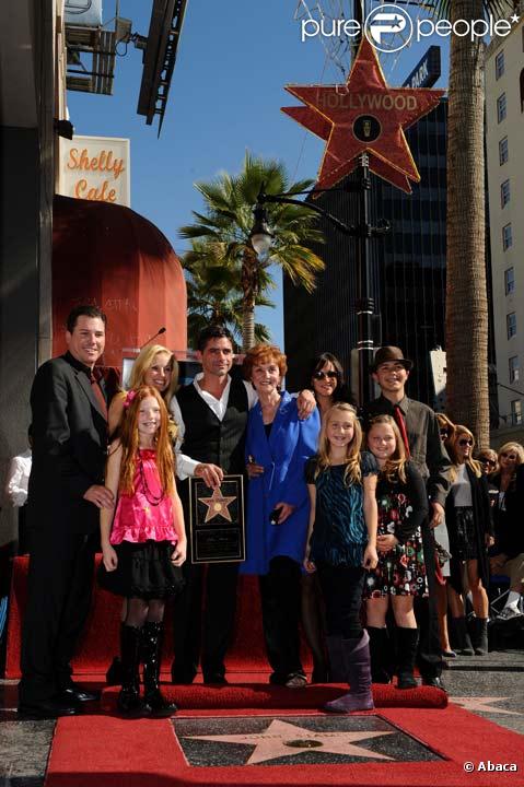 John Stamos et sa famille lors de l'inauguration de son étoile sur le Walk of Fame d'Hollywood Boulevard en novembre 2009 