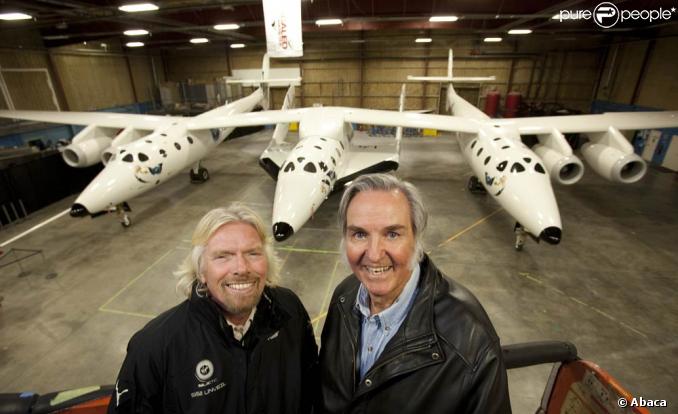 Richard Branson et l'ingénieur Burt Rutan ont présenté le 7 décembre la navette conçue pour les premiers touristes de l'espace.